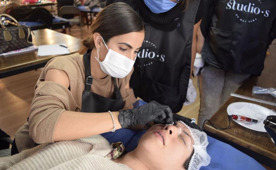 Microblading at a salon